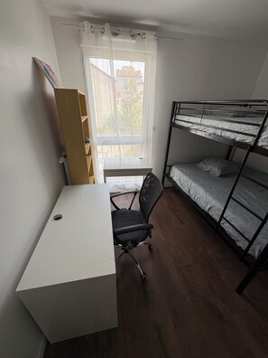 مكواة/لوح كي وخدمة الإنترنت وملاءات أسرّة