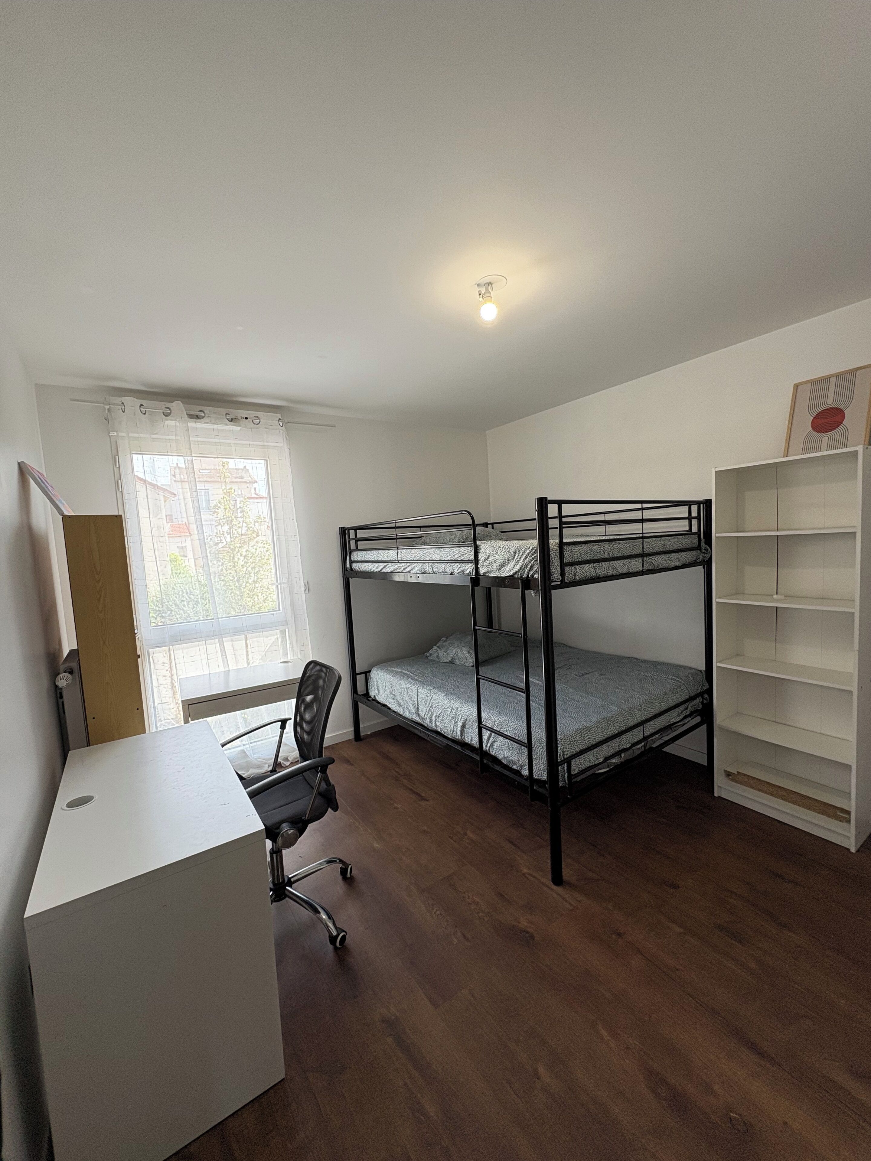 Een strijkplank/strijkijzer, internet, beddengoed