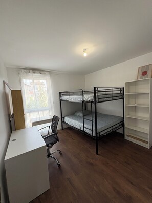 مكواة/لوح كي وخدمة الإنترنت وملاءات أسرّة