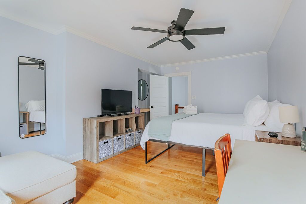 3 habitaciones, escritorio, tabla de planchar con plancha y wifi gratis 