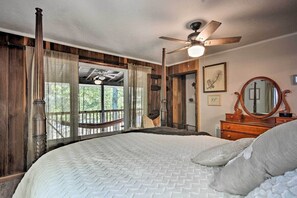 2 bedrooms, iron/ironing board, WiFi, bed sheets - Treetop Terrace Cottage (Interlochen)