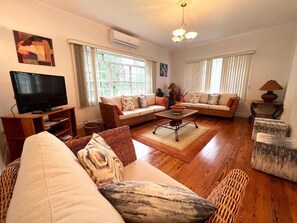 Living area - 3-bedroom villa in enchanting Lower Carlton with AC (Lower Carlton)