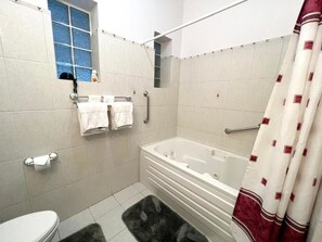 Een bubbelbad, een haardroger, handdoeken, zeep