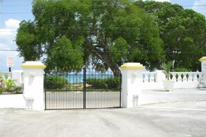 Property grounds - 3-bedroom villa in enchanting Lower Carlton with AC (Lower Carlton)