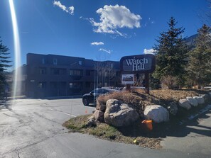 المنطقة المحيطة بالمنشأة