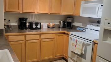 Microondas, horno, parrilla de estufa y lavavajillas