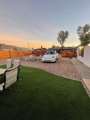 Outdoor dining - 3-bedroom house with AC in Superior, AZ (Superior)