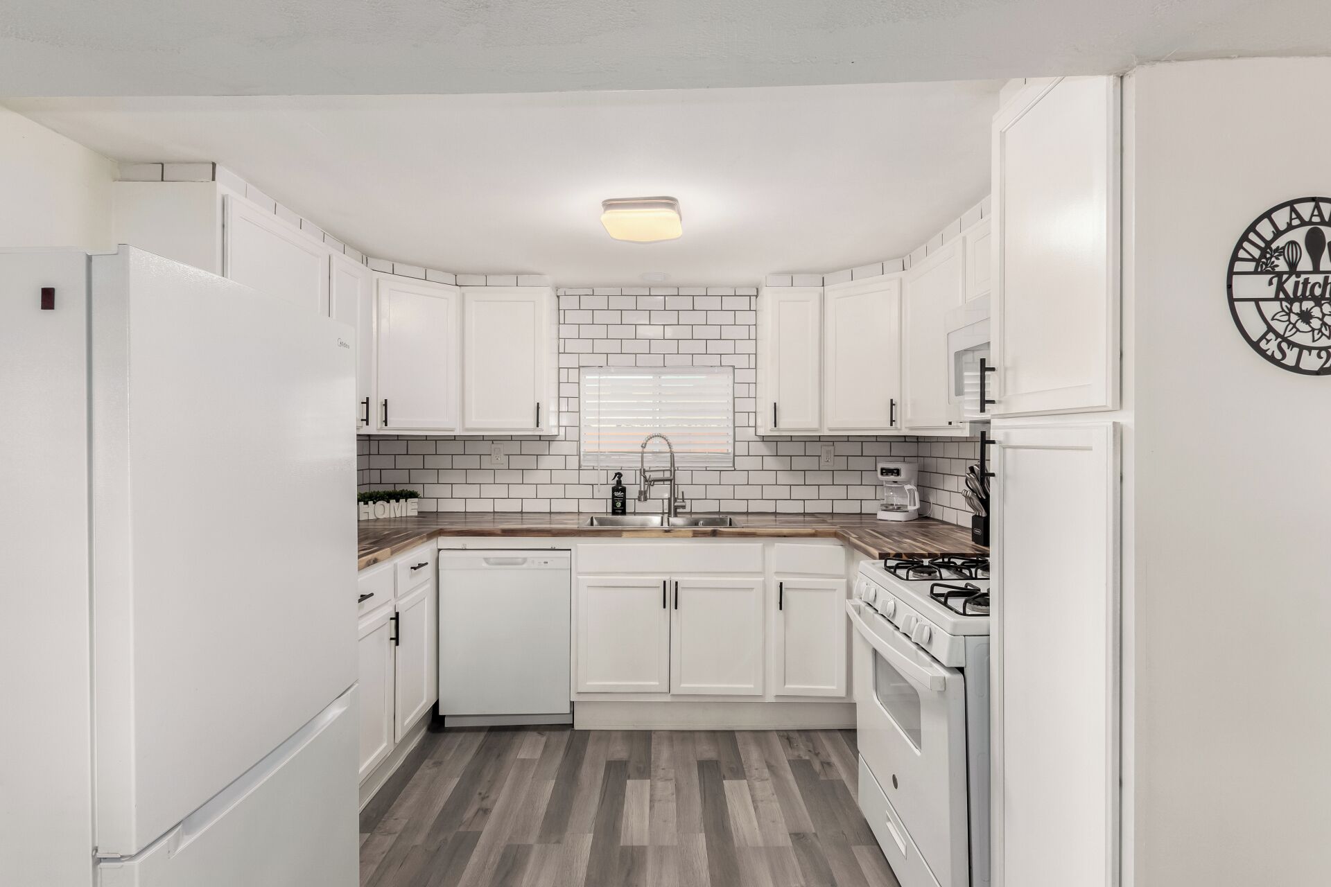 Kjøleskap, mikrobølgeovn, ovn og kokeplater