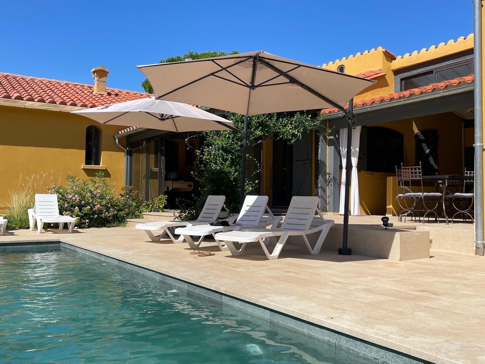 Una piscina cubierta, una piscina al aire libre