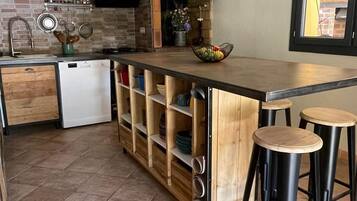 Cafetera o tetera, frigorífico, microondas y horno