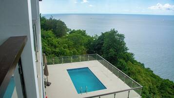 Luxury-Apartment, Balkon, Meerblick | Zimmersafe, Verdunkelungsvorhänge, schallisolierte Zimmer