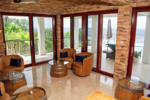 Restaurant - Villa Vino Lucia & Helen's Wine Cellar (Marigot Bay)