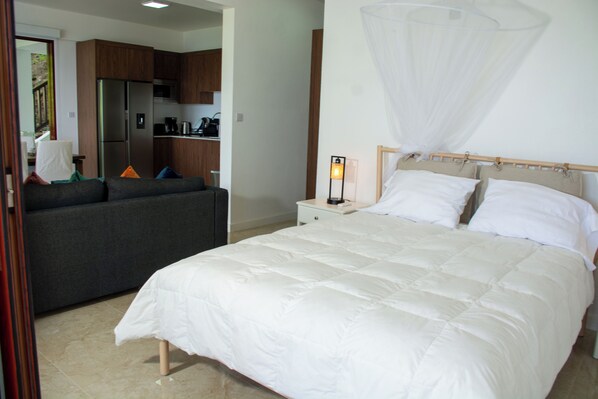 Suite estudio de lujo, balcón, vista al mar | Caja de seguridad en la habitación, cortinas blackout y insonorización 