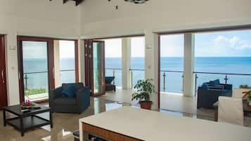 Caja de seguridad en la habitación y cortinas blackout