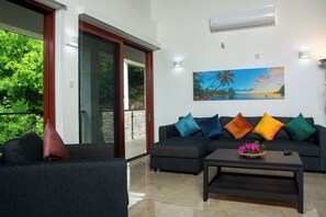 Departamento de lujo, balcón, vista al mar | Caja de seguridad en la habitación, cortinas blackout y insonorización 