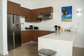 Apartamento de lujo, balcón, vistas al mar | Caja fuerte, cortinas opacas, sistema de insonorización