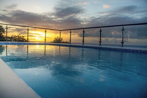 Piscina externa, funciona das 7h às 17h, guarda-sóis, espreguiçadeiras