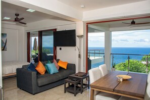 Luxury-Studiosuite, Balkon, Meerblick | Zimmersafe, Verdunkelungsvorhänge, schallisolierte Zimmer