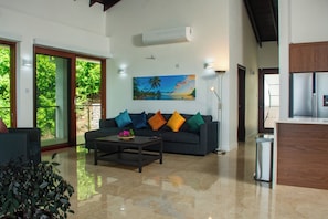 Apartamento de lujo, balcón, vistas al mar | Caja fuerte, cortinas opacas, sistema de insonorización