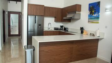 Departamento de lujo, balcón, vista al mar | Caja de seguridad en la habitación, cortinas blackout y insonorización