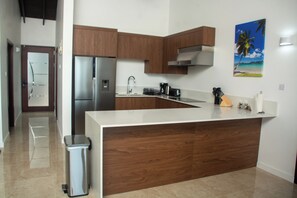 Departamento de lujo, balcón, vista al mar | Caja de seguridad en la habitación, cortinas blackout y insonorización 