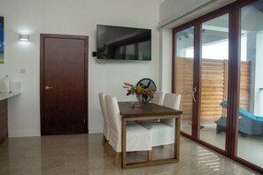 Departamento de lujo, balcón, vista al mar | Caja de seguridad en la habitación, cortinas blackout y insonorización 