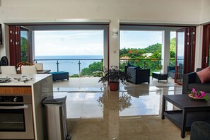 Luxury-Apartment, Balkon, Meerblick | Zimmersafe, Verdunkelungsvorhänge, schallisolierte Zimmer