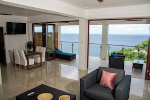 Apartamento de lujo, balcón, vistas al mar | Caja fuerte, cortinas opacas, sistema de insonorización