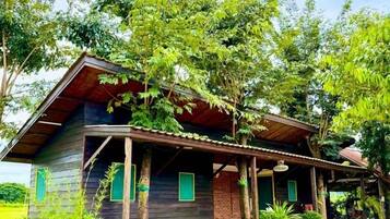 Cottage | Iron/ironing board, free WiFi