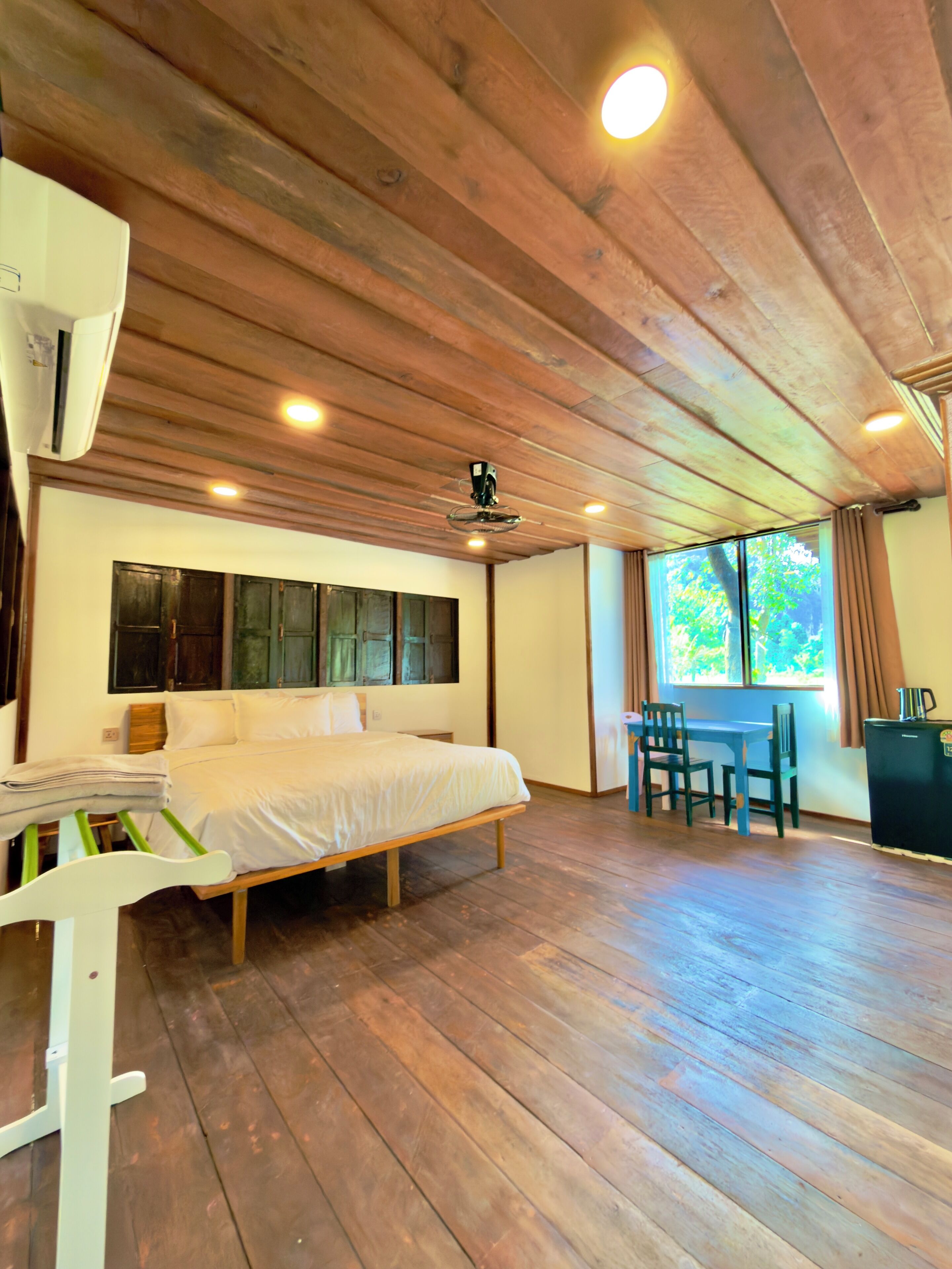 Habitación doble, 1 cama de matrimonio grande, vistas a la montaña | Tabla de planchar con plancha y wifi gratis