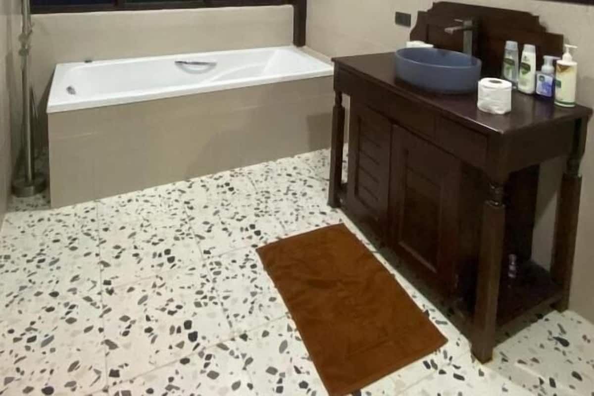 Villa, vistas a la montaña | Baño | Artículos de higiene personal gratuitos, toallas, jabón y champú