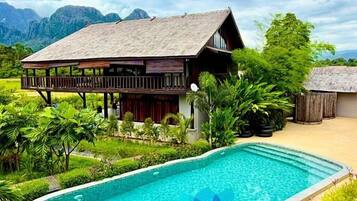 สระว่ายน้ำกลางแจ้ง