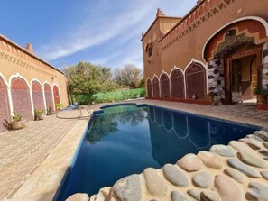 من حمّامات السباحة المغطاة