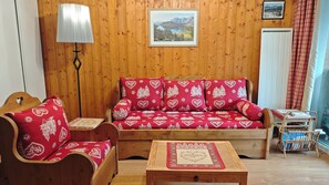 Living area - 2-bedroom apartment, garden, pool, mountain views (Luz-Saint-Sauveur)