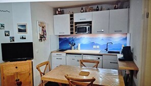 Private kitchen - 2-bedroom apartment, garden, pool, mountain views (Luz-Saint-Sauveur)