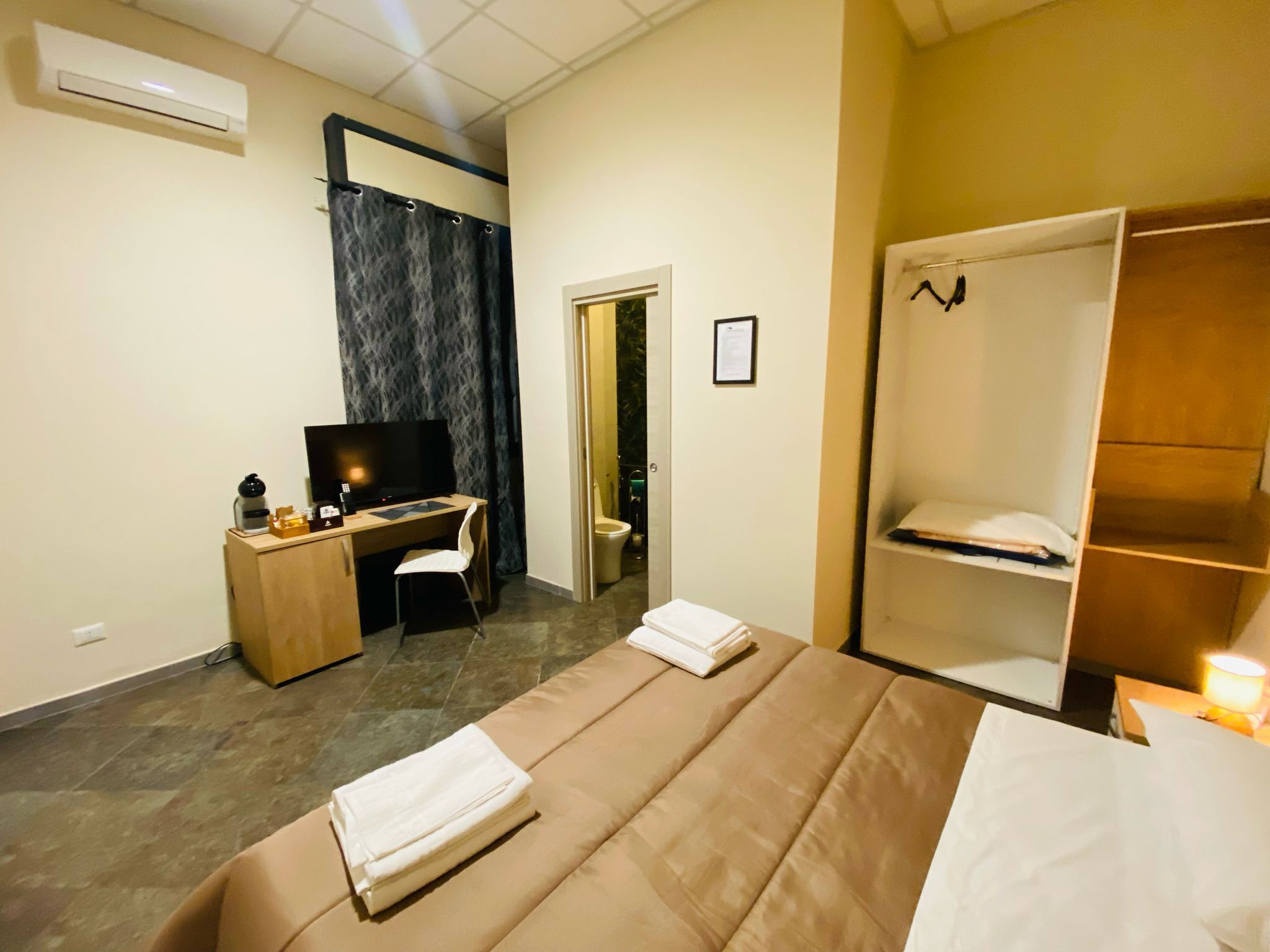 مكتب ومساحة عمل للكمبيوتر المحمول وستائر تعتيم وتجهيزات ع ازلة للصوت