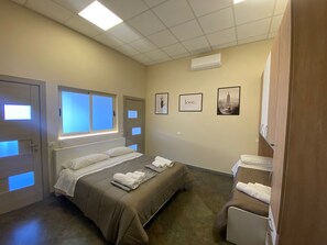 Familienapartment, Terrasse | Schreibtisch, laptopgeeigneter Arbeitsplatz, Verdunkelungsvorhänge