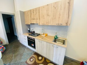 Departamento familiar, patio | Cocina privada | Refrigerador, microondas, periquera y utensilios de cocina