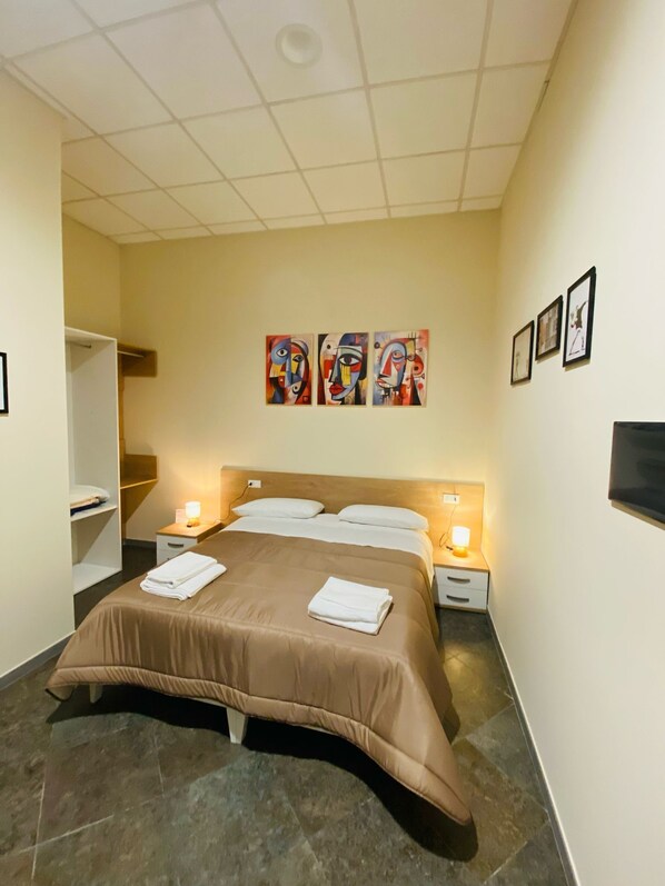 مكتب ومساحة عمل للكمبيوتر المحمول وستائر تعتيم وتجهيزات عازلة للصوت