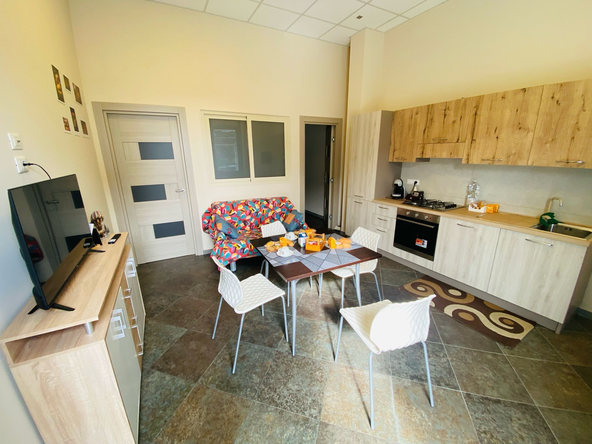 Familienapartment, Terrasse | Wohnbereich | Fernseher