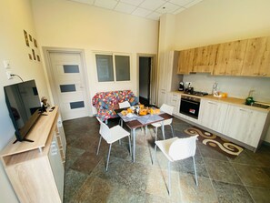 Appartamento familiare, patio | Area soggiorno | TV