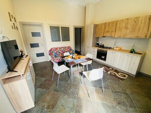 Familie appartement, terras | Privékeuken | Een koelkast, een microgolfoven, een kinderstoel