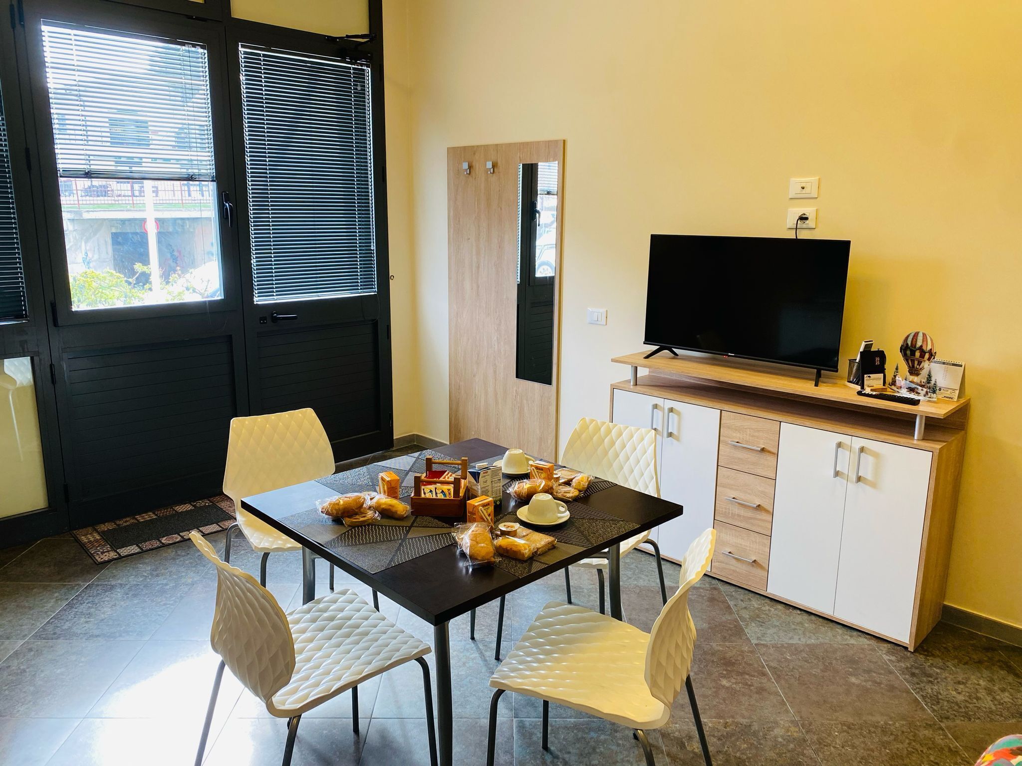 Appartamento familiare, patio | Una scrivania, postazione laptop, tende oscuranti, insonorizzazione