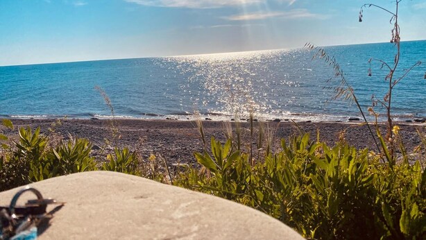 A beach with a rocky foreground and a clear view of the ocean. - B&B l'angoletto (Trebisacce)
