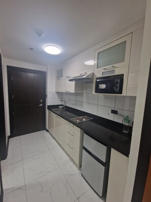 Private kitchen - A spacious Studio apartment / condo near Clark Airport angeles city pampanga (Angeles)