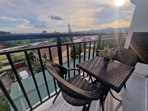 Outdoor dining - A spacious Studio apartment / condo near Clark Airport angeles city pampanga (Angeles)