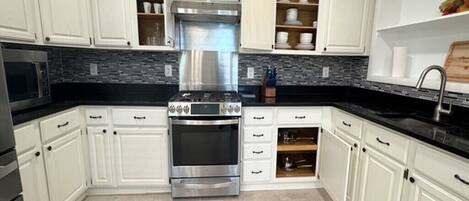 冰箱、微波炉、烤箱、炉灶