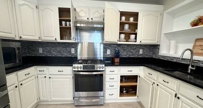 Charming 2BR/2BA Family-Stay, Pet-Friendly, Sleeps 6, Ample Parking