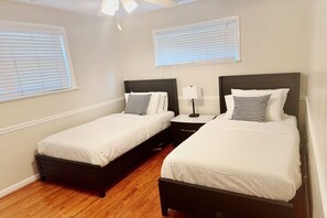 2 habitaciones, escritorio, tabla de planchar con plancha y wifi gratis 