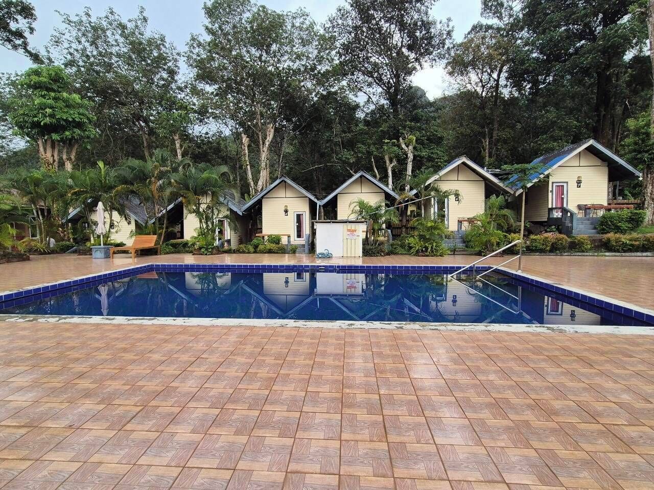 Una piscina al aire libre